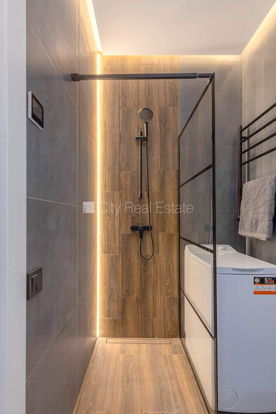 Объявление. Фасадный дом, реновированный дом, закрытый двор, вход с улицы и со двора, лестничная клетка после Цена: 450 EUR/мес. Foto #19