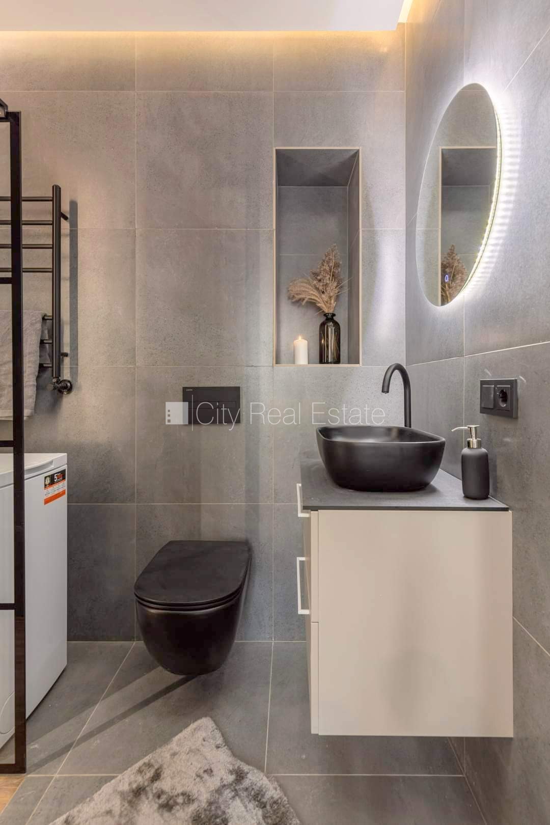 Объявление. Фасадный дом, реновированный дом, закрытый двор, вход с улицы и со двора, лестничная клетка после Цена: 450 EUR/мес. Foto #20