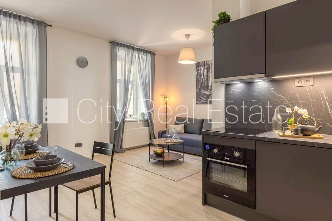 Объявление. Фасадный дом, реновированный дом, закрытый двор, вход с улицы и со двора, лестничная клетка после Цена: 450 EUR/мес. Foto #2