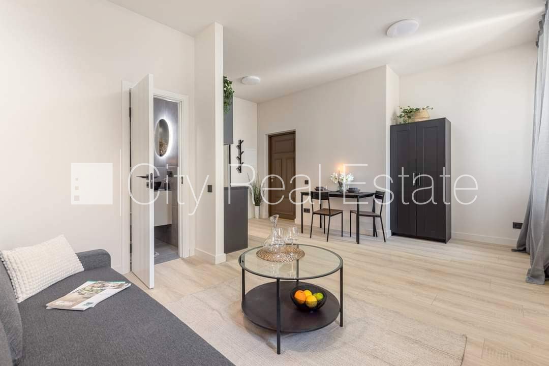 Объявление. Фасадный дом, реновированный дом, закрытый двор, вход с улицы и со двора, лестничная клетка после Цена: 450 EUR/мес. Foto #3