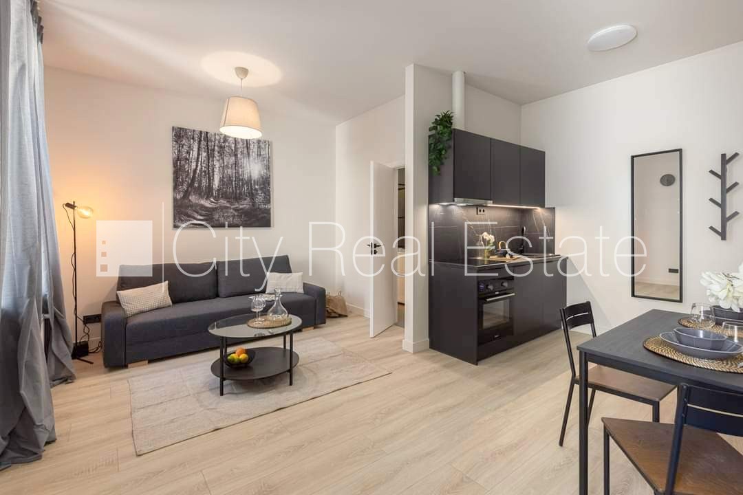 Объявление. Фасадный дом, реновированный дом, закрытый двор, вход с улицы и со двора, лестничная клетка после Цена: 450 EUR/мес. Foto #1