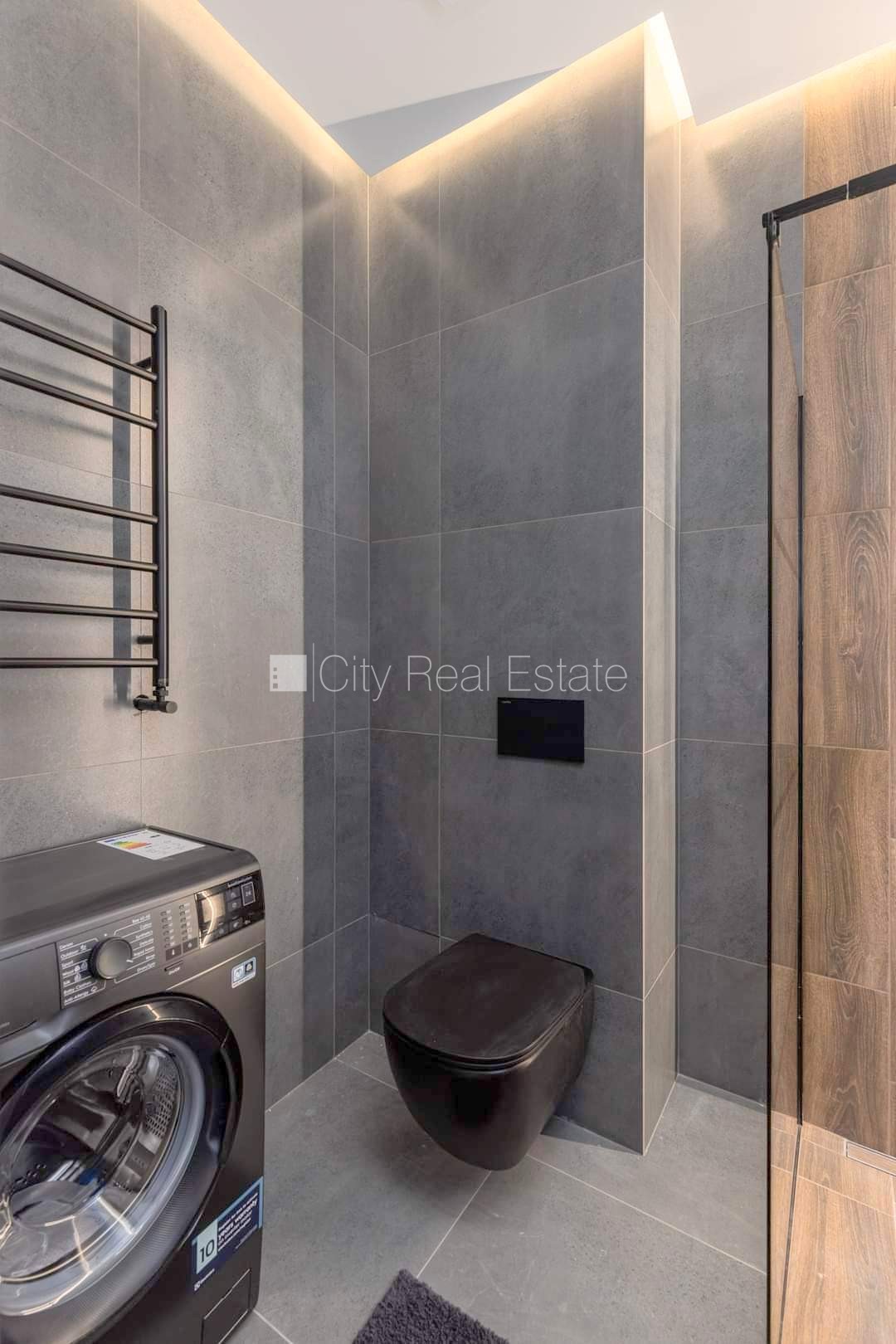 Объявление. Фасадный дом, реновированный дом, закрытый двор, вход с улицы и со двора, лестничная клетка после Цена: 450 EUR/мес. Foto #22