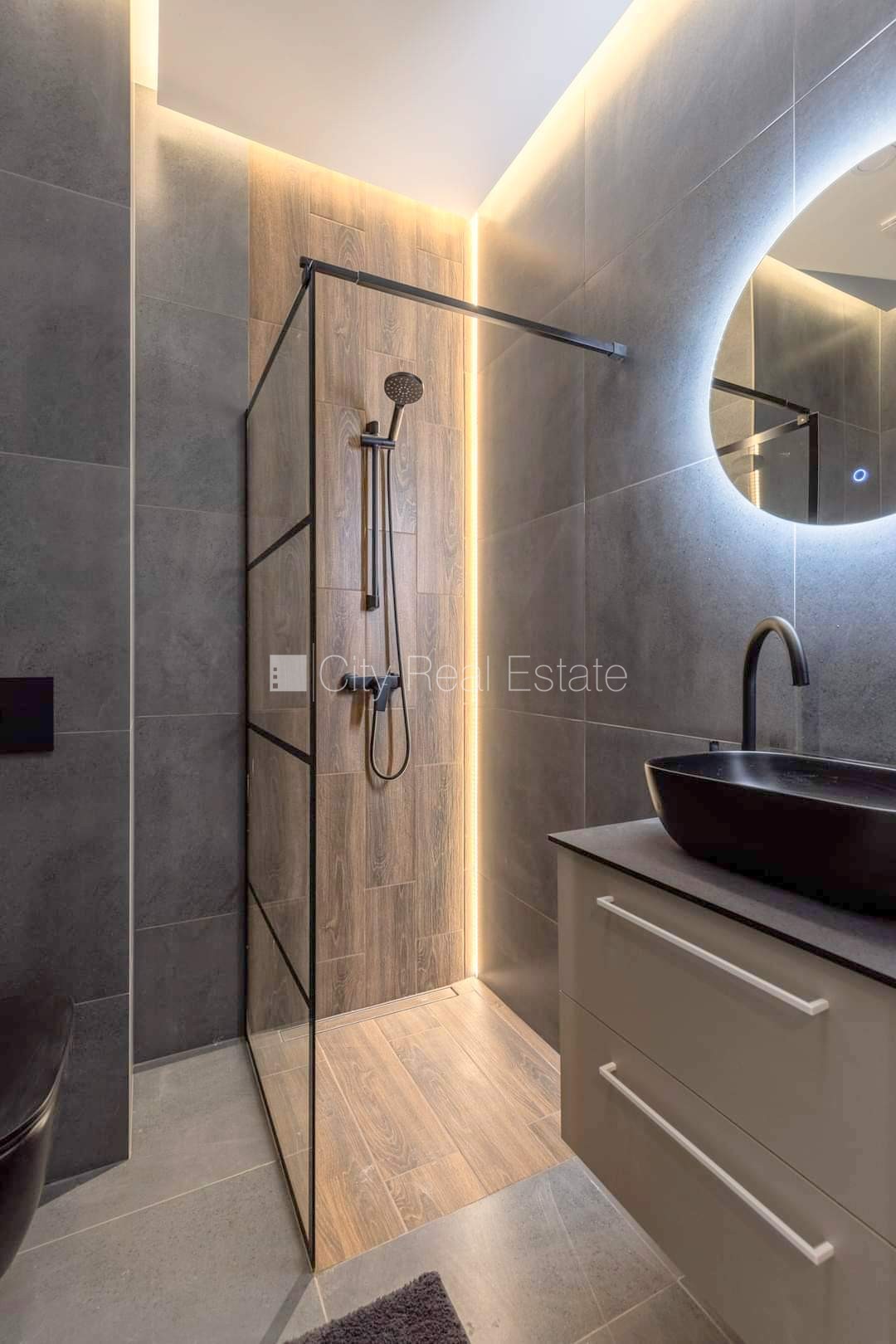 Объявление. Фасадный дом, реновированный дом, закрытый двор, вход с улицы и со двора, лестничная клетка после Цена: 450 EUR/мес. Foto #21