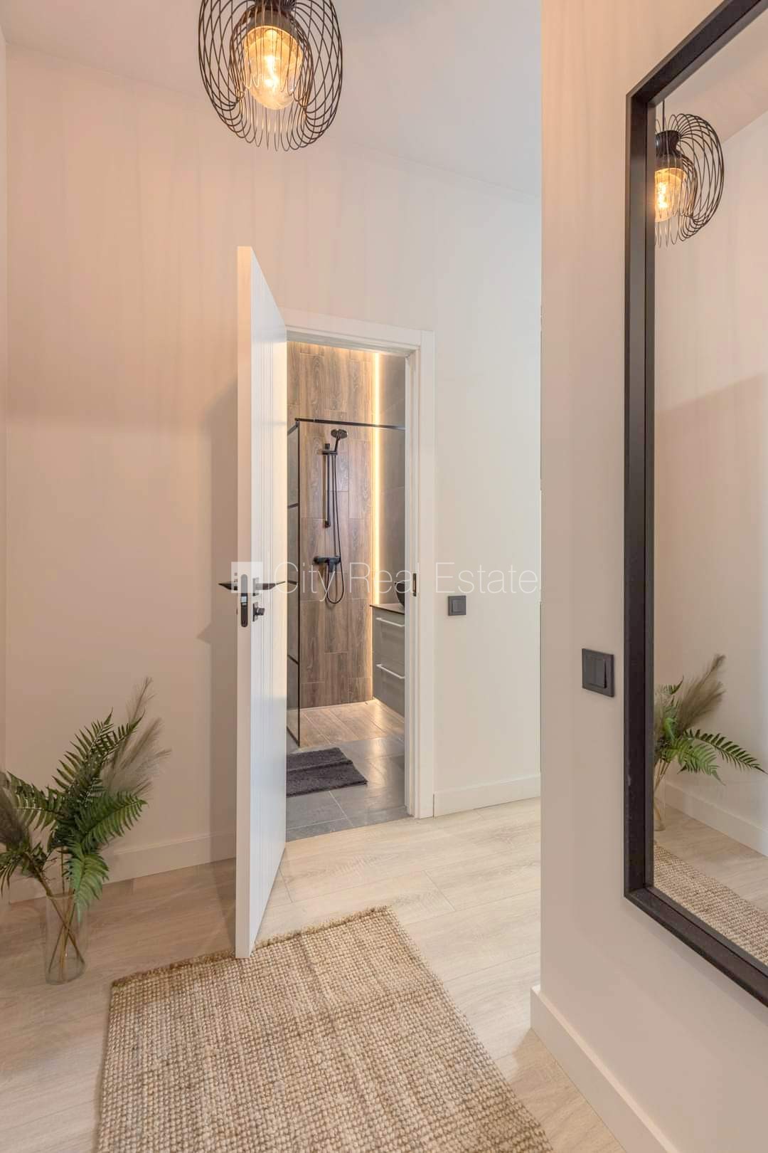 Объявление. Фасадный дом, реновированный дом, закрытый двор, вход с улицы и со двора, лестничная клетка после Цена: 450 EUR/мес. Foto #15