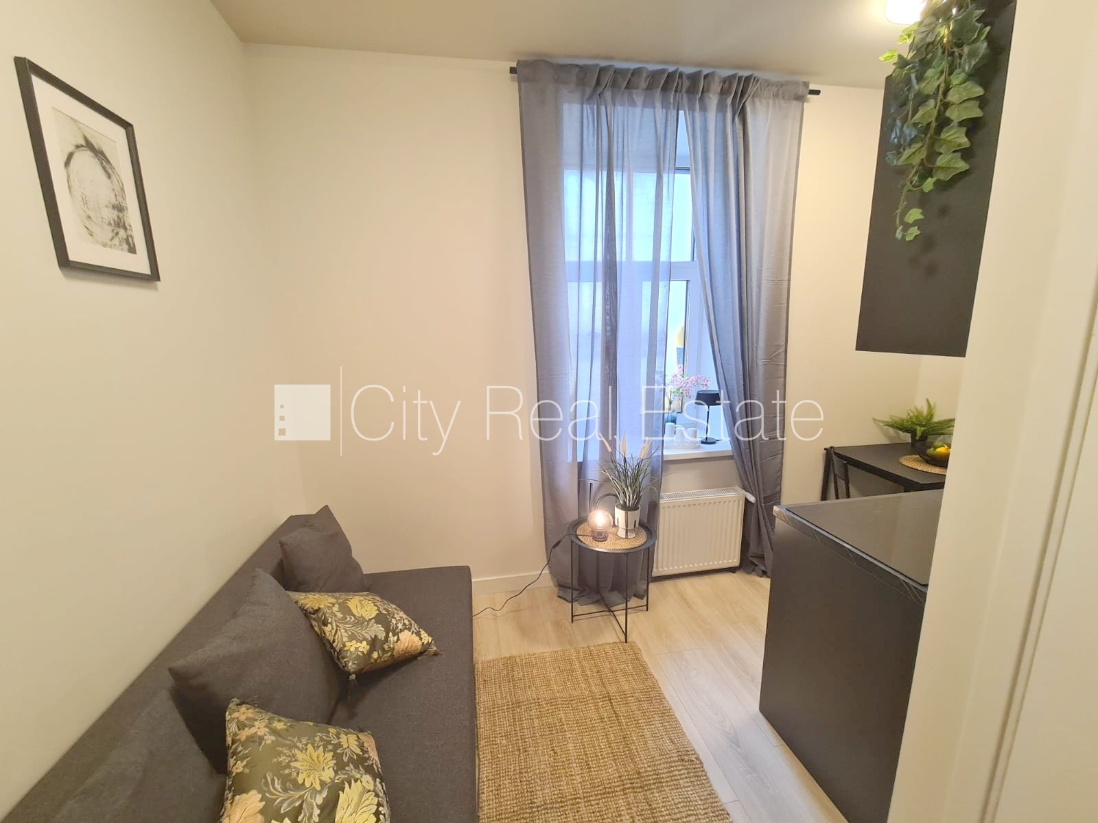 Sludinājumi. Fasādes māja, renovēta māja, slēgts pagalms, ieeja no ielas un pagalma, kāpņu telpa pēc kapitālā Cena: 320 EUR/mēn Foto #3