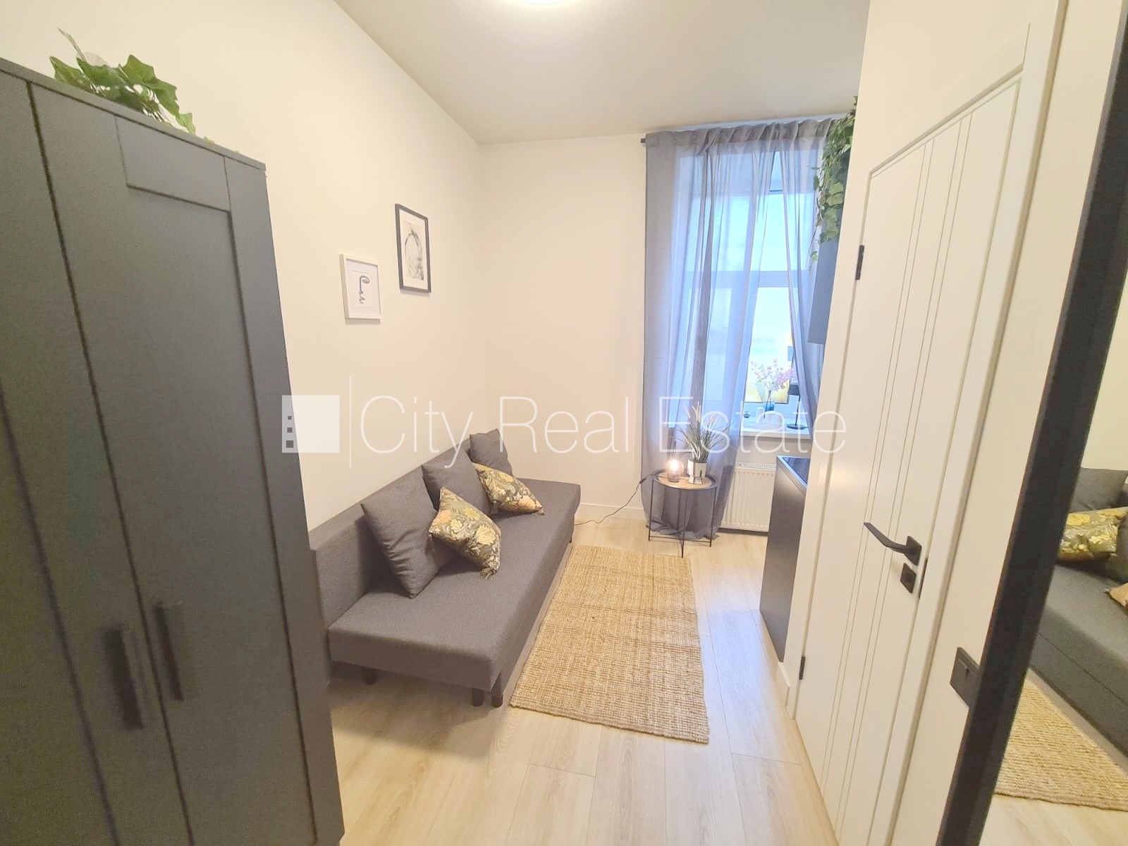 Sludinājumi. Fasādes māja, renovēta māja, slēgts pagalms, ieeja no ielas un pagalma, kāpņu telpa pēc kapitālā Cena: 320 EUR/mēn Foto #4