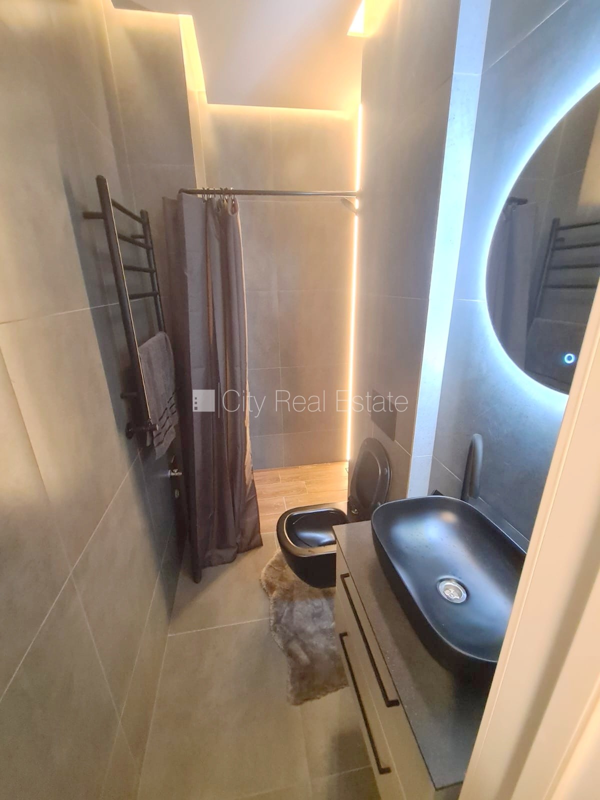 Sludinājumi. Fasādes māja, renovēta māja, slēgts pagalms, ieeja no ielas un pagalma, kāpņu telpa pēc kapitālā Cena: 320 EUR/mēn Foto #9