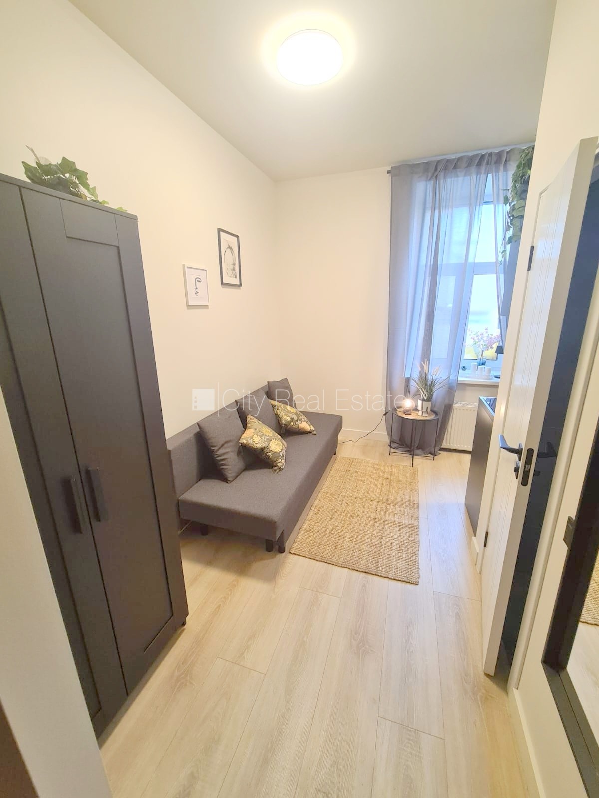 Sludinājumi. Fasādes māja, renovēta māja, slēgts pagalms, ieeja no ielas un pagalma, kāpņu telpa pēc kapitālā Cena: 320 EUR/mēn Foto #8