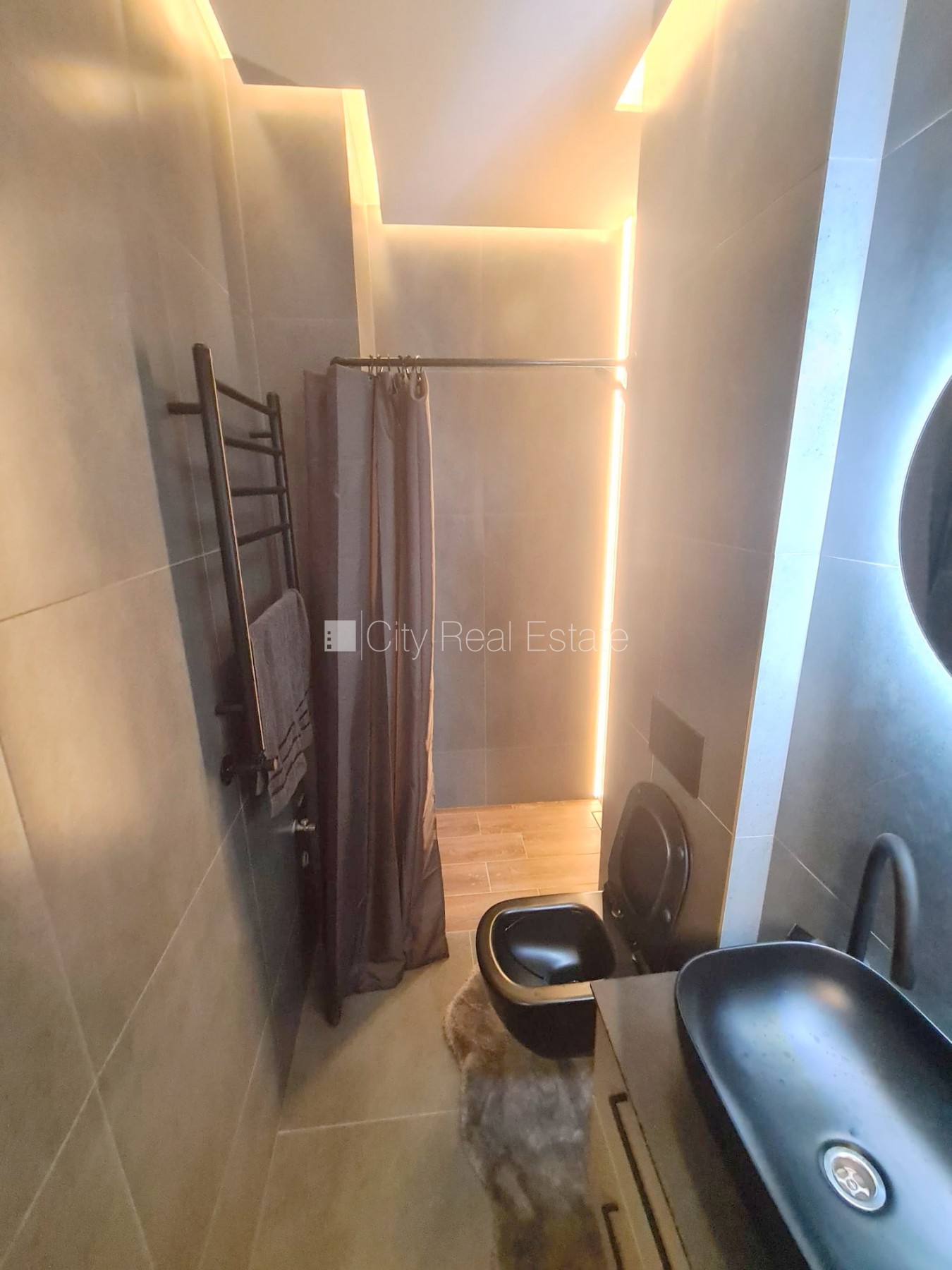 Sludinājumi. Fasādes māja, renovēta māja, slēgts pagalms, ieeja no ielas un pagalma, kāpņu telpa pēc kapitālā Cena: 320 EUR/mēn Foto #10