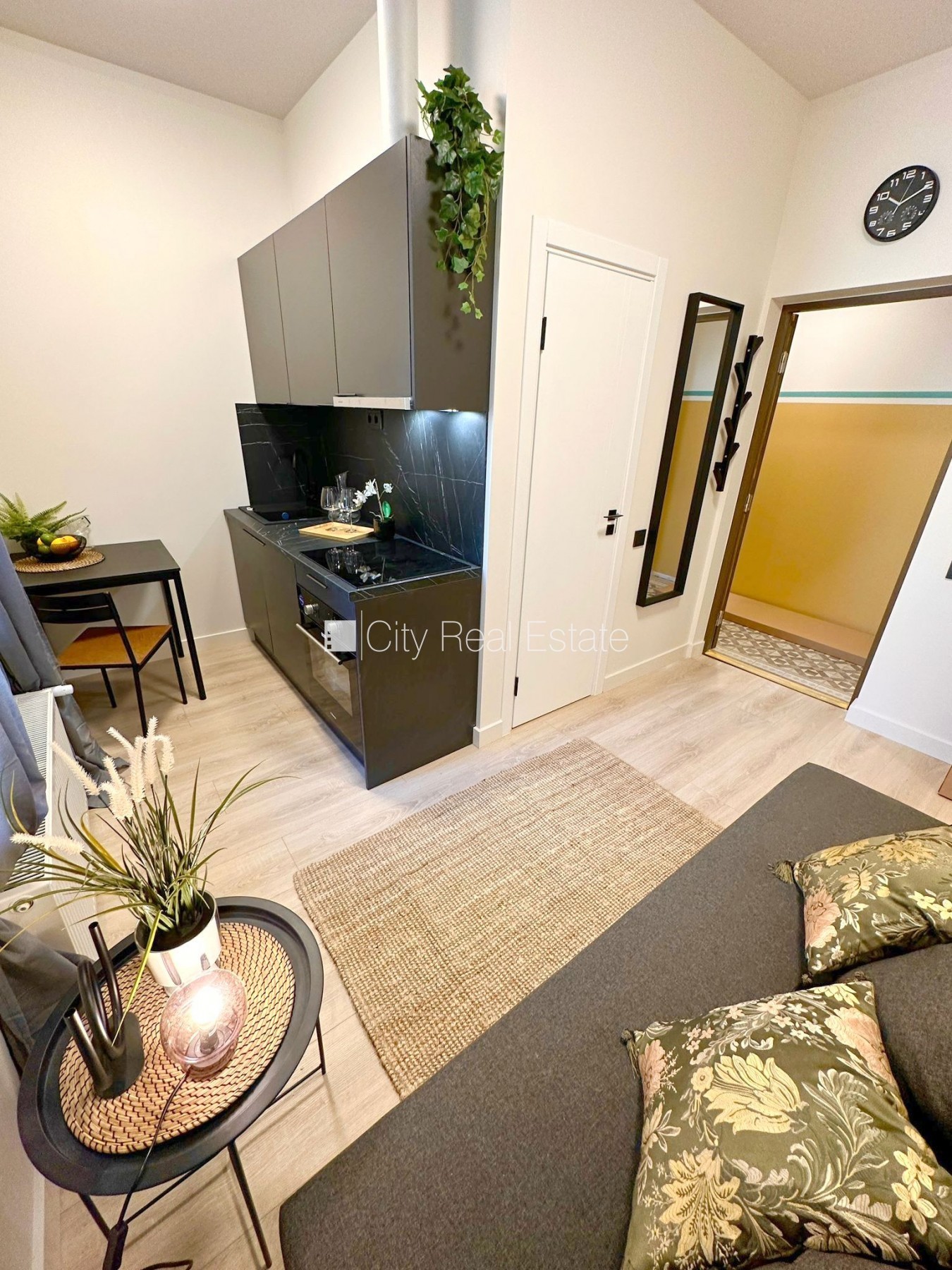 Sludinājumi. Fasādes māja, renovēta māja, slēgts pagalms, ieeja no ielas un pagalma, kāpņu telpa pēc kapitālā Cena: 320 EUR/mēn Foto #1