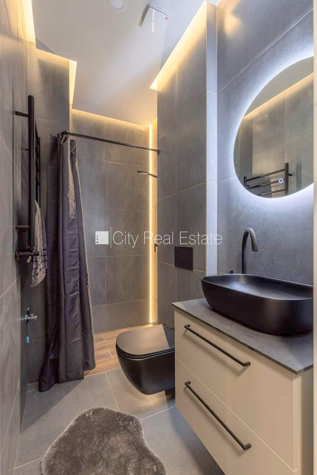 Sludinājumi. Fasādes māja, renovēta māja, slēgts pagalms, ieeja no ielas un pagalma, kāpņu telpa pēc kapitālā Cena: 320 EUR/mēn Foto #11