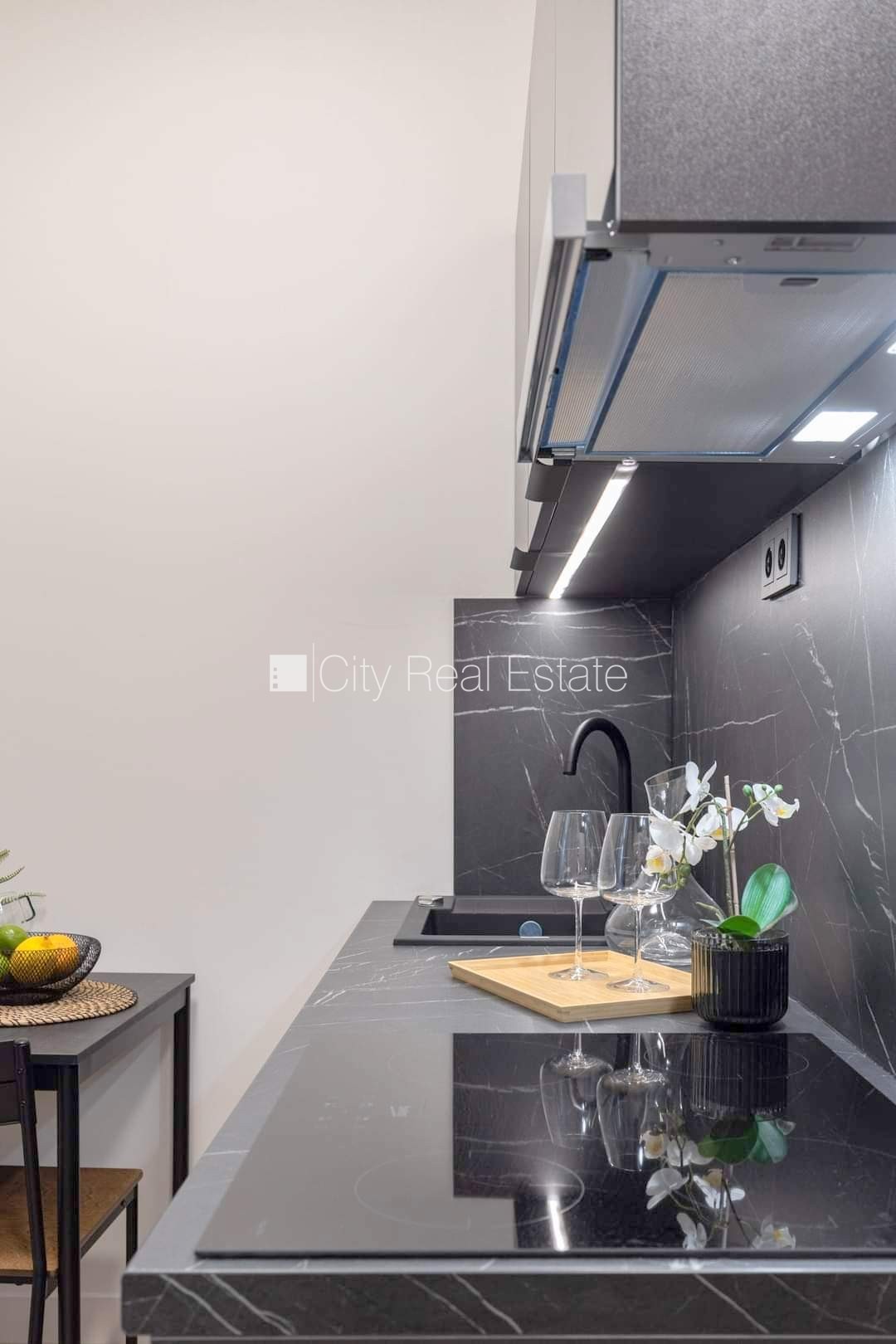 Sludinājumi. Fasādes māja, renovēta māja, slēgts pagalms, ieeja no ielas un pagalma, kāpņu telpa pēc kapitālā Cena: 320 EUR/mēn Foto #7