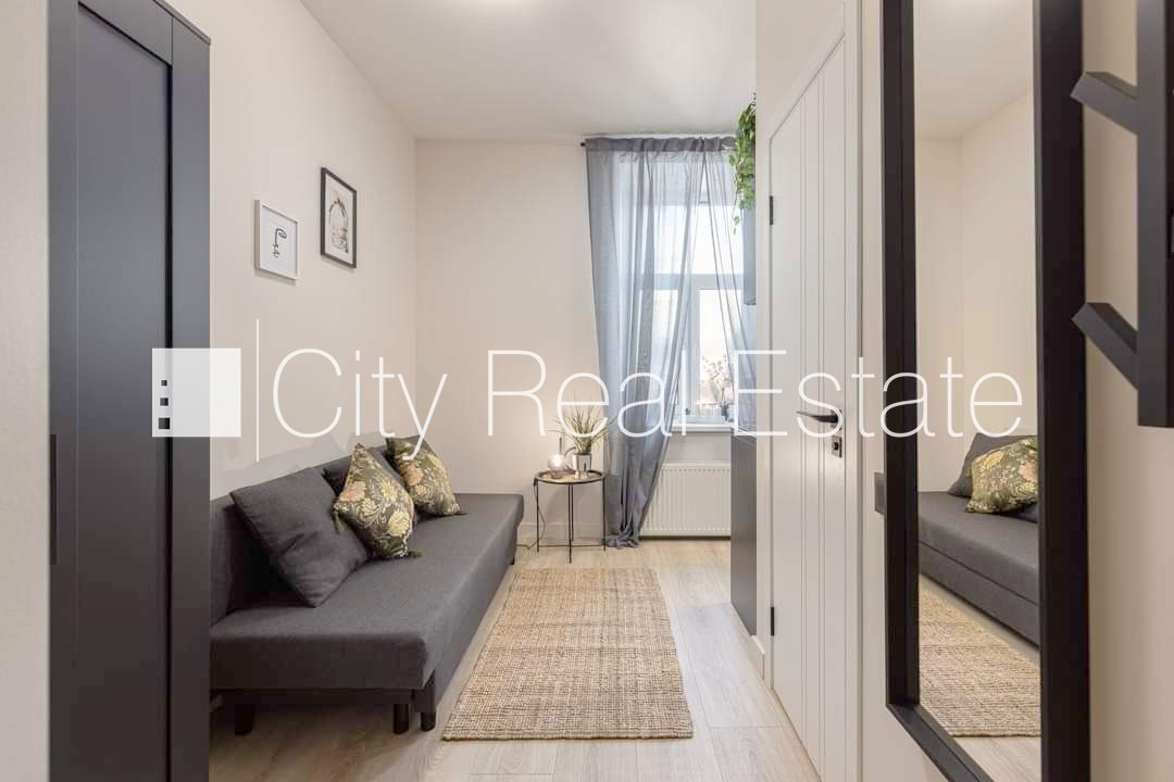 Sludinājumi. Fasādes māja, renovēta māja, slēgts pagalms, ieeja no ielas un pagalma, kāpņu telpa pēc kapitālā Cena: 320 EUR/mēn Foto #2