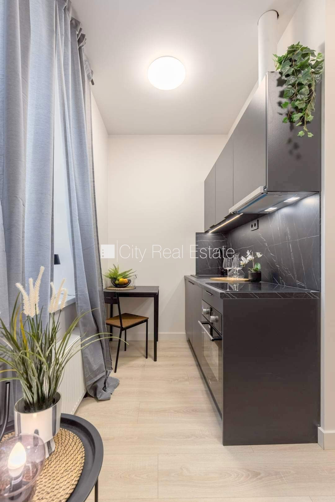 Sludinājumi. Fasādes māja, renovēta māja, slēgts pagalms, ieeja no ielas un pagalma, kāpņu telpa pēc kapitālā Cena: 320 EUR/mēn Foto #6