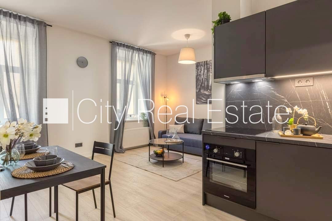 Объявление. Фасадный дом, реновированный дом, закрытый двор, вход с улицы и со двора, лестничная клетка после Цена: 370 EUR/мес. Foto #2