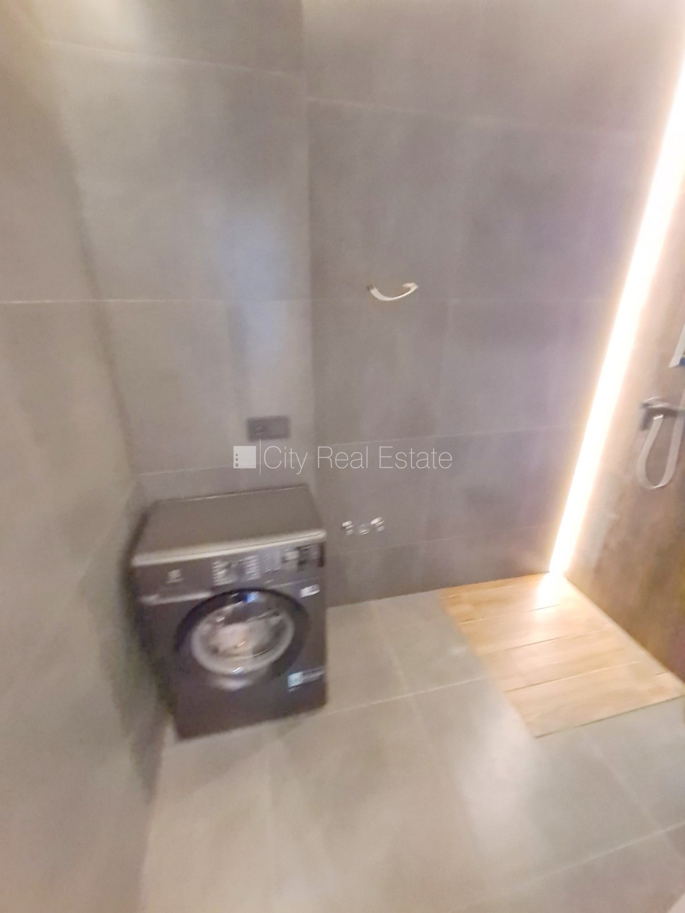 Объявление. Фасадный дом, реновированный дом, закрытый двор, вход с улицы и со двора, лестничная клетка после Цена: 420 EUR/мес. Foto #10