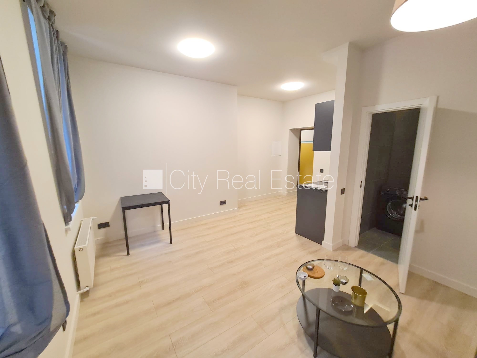 Объявление. Фасадный дом, реновированный дом, закрытый двор, вход с улицы и со двора, лестничная клетка после Цена: 420 EUR/мес. Foto #7