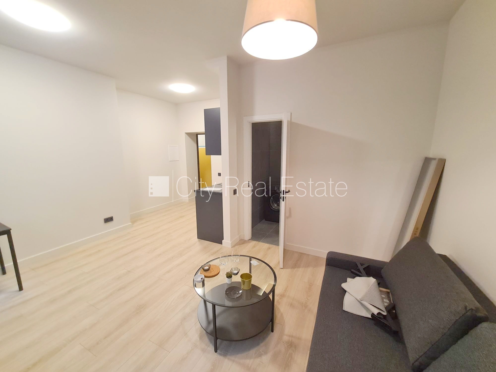 Объявление. Фасадный дом, реновированный дом, закрытый двор, вход с улицы и со двора, лестничная клетка после Цена: 420 EUR/мес. Foto #6