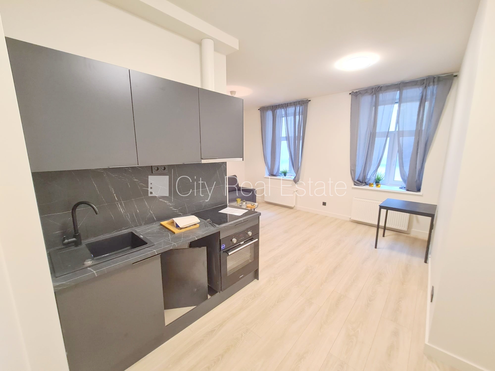 Объявление. Фасадный дом, реновированный дом, закрытый двор, вход с улицы и со двора, лестничная клетка после Цена: 420 EUR/мес. Foto #4