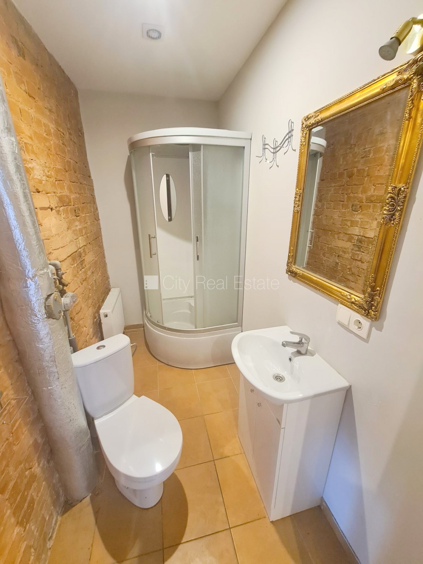 Объявление. Здание во дворе, реновированный дом, закрытый двор, вход с улицы и со двора, лестничная клетка Цена: 330 EUR/мес. Foto #8