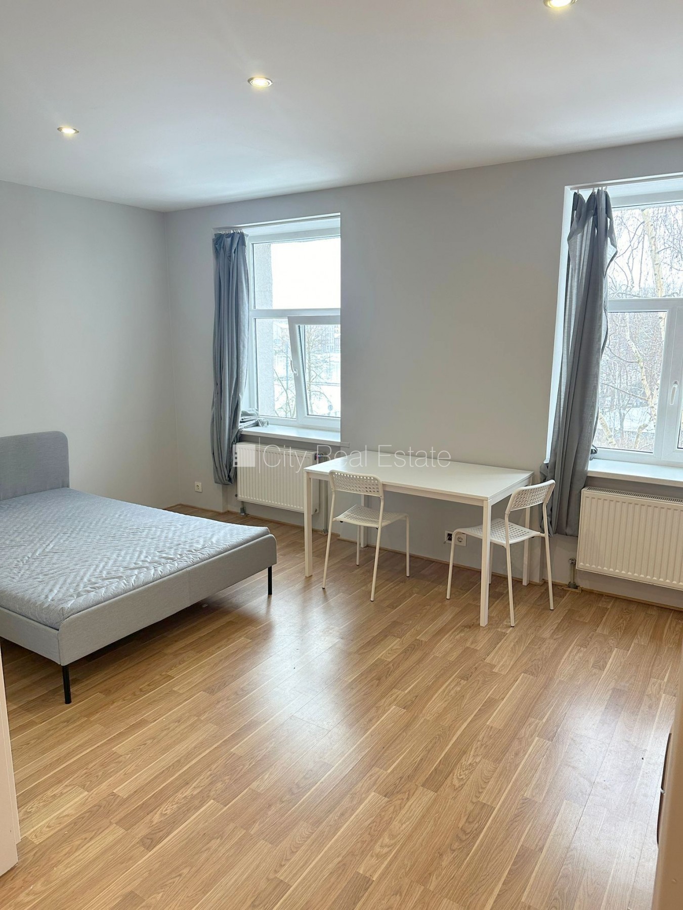 Объявление. Здание во дворе, реновированный дом, закрытый двор, вход с улицы и со двора, лестничная клетка Цена: 330 EUR/мес. Foto #5