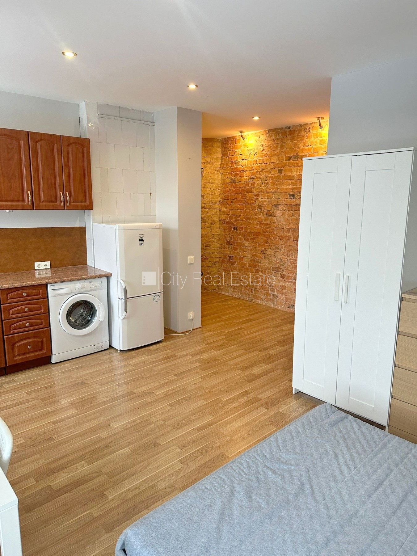 Объявление. Здание во дворе, реновированный дом, закрытый двор, вход с улицы и со двора, лестничная клетка Цена: 330 EUR/мес. Foto #3