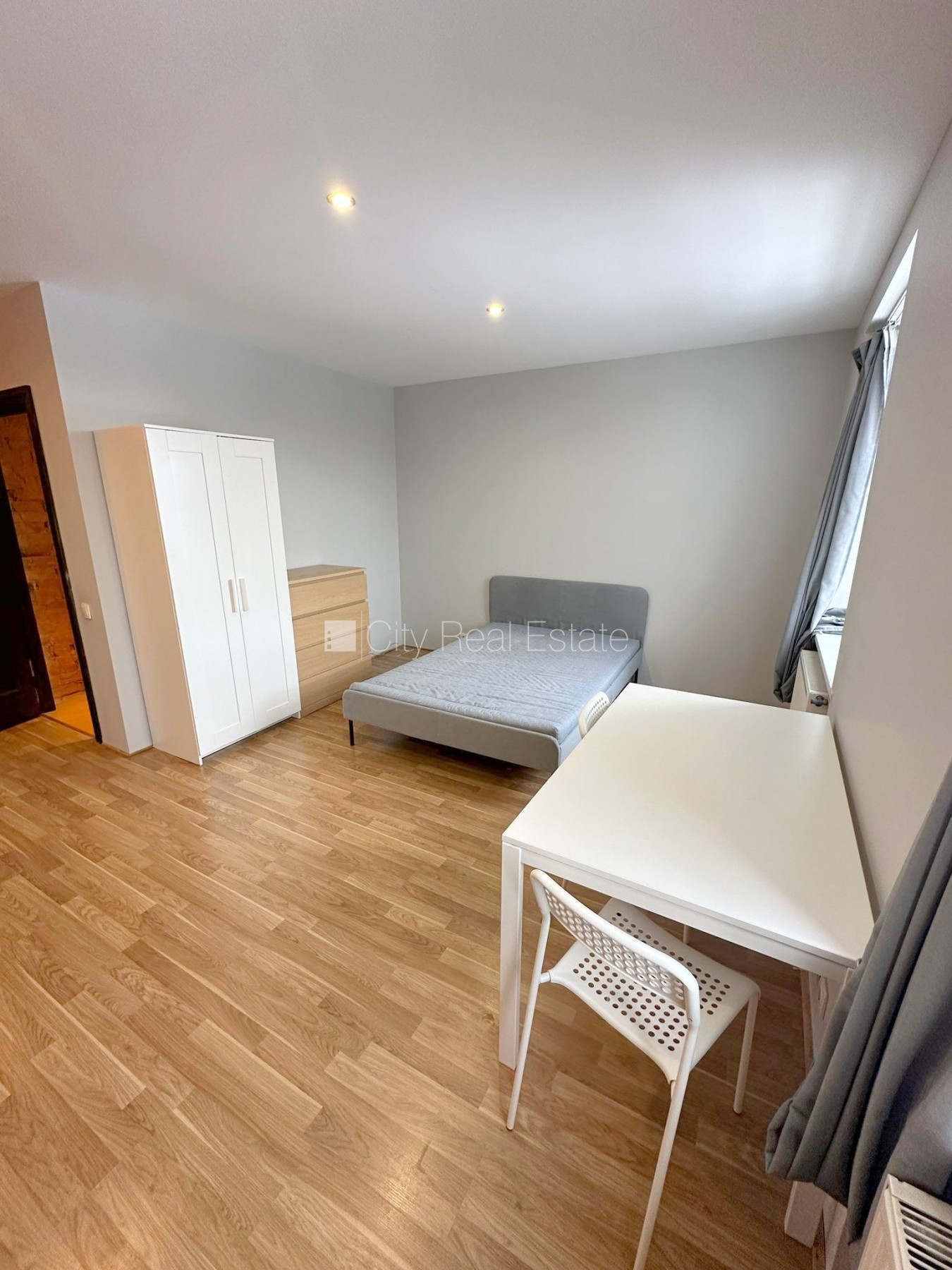 Объявление. Здание во дворе, реновированный дом, закрытый двор, вход с улицы и со двора, лестничная клетка Цена: 330 EUR/мес. Foto #6