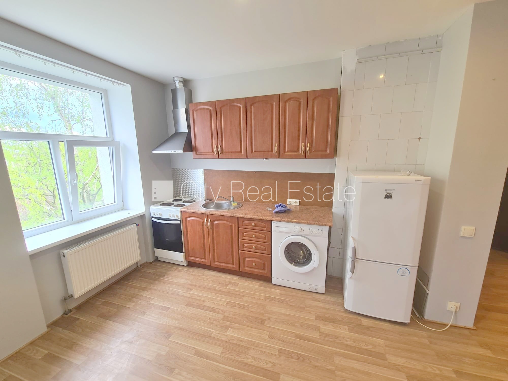 Объявление. Здание во дворе, реновированный дом, закрытый двор, вход с улицы и со двора, лестничная клетка Цена: 330 EUR/мес. Foto #2