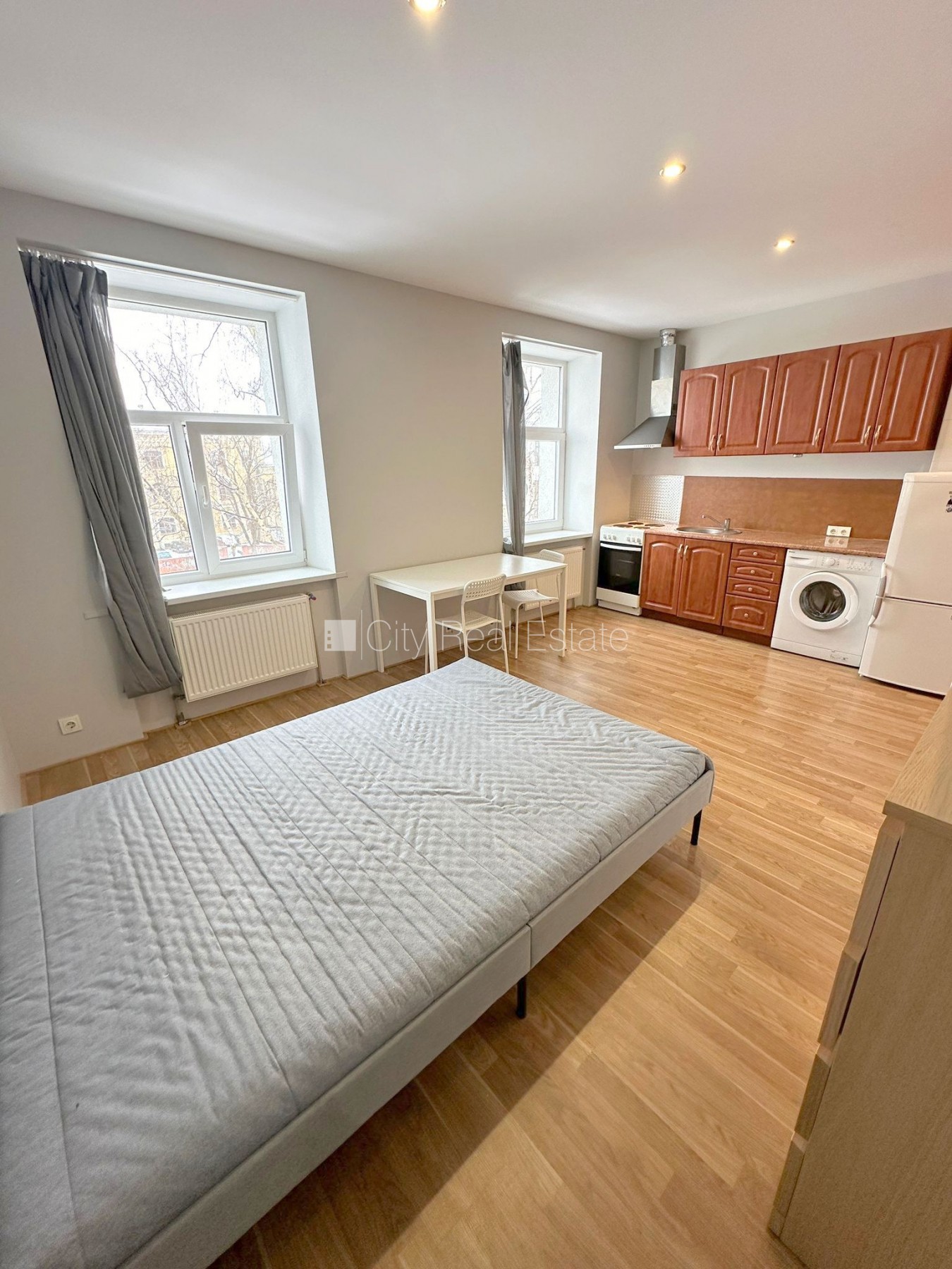 Объявление. Здание во дворе, реновированный дом, закрытый двор, вход с улицы и со двора, лестничная клетка Цена: 330 EUR/мес. Foto #1