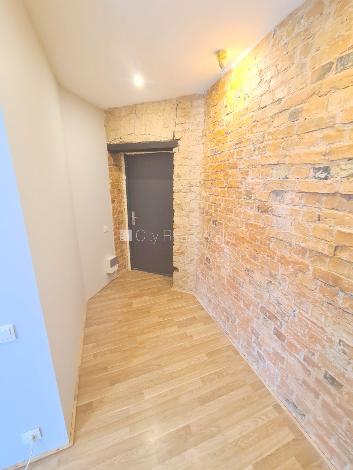 Объявление. Здание во дворе, реновированный дом, закрытый двор, вход с улицы и со двора, лестничная клетка Цена: 330 EUR/мес. Foto #11