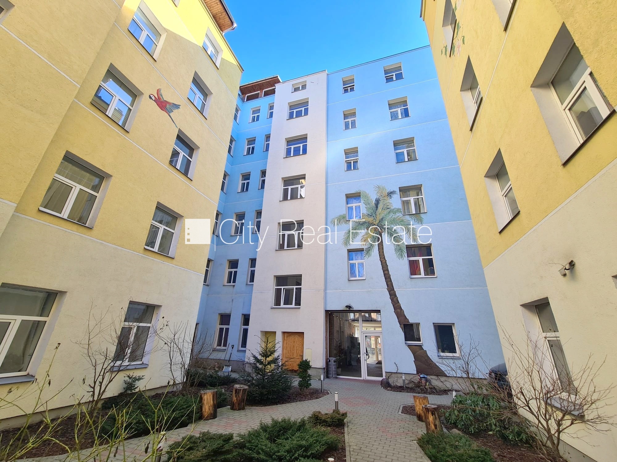 Объявление. Здание во дворе, реновированный дом, закрытый двор, вход с улицы и со двора, лестничная клетка Цена: 330 EUR/мес. Foto #16