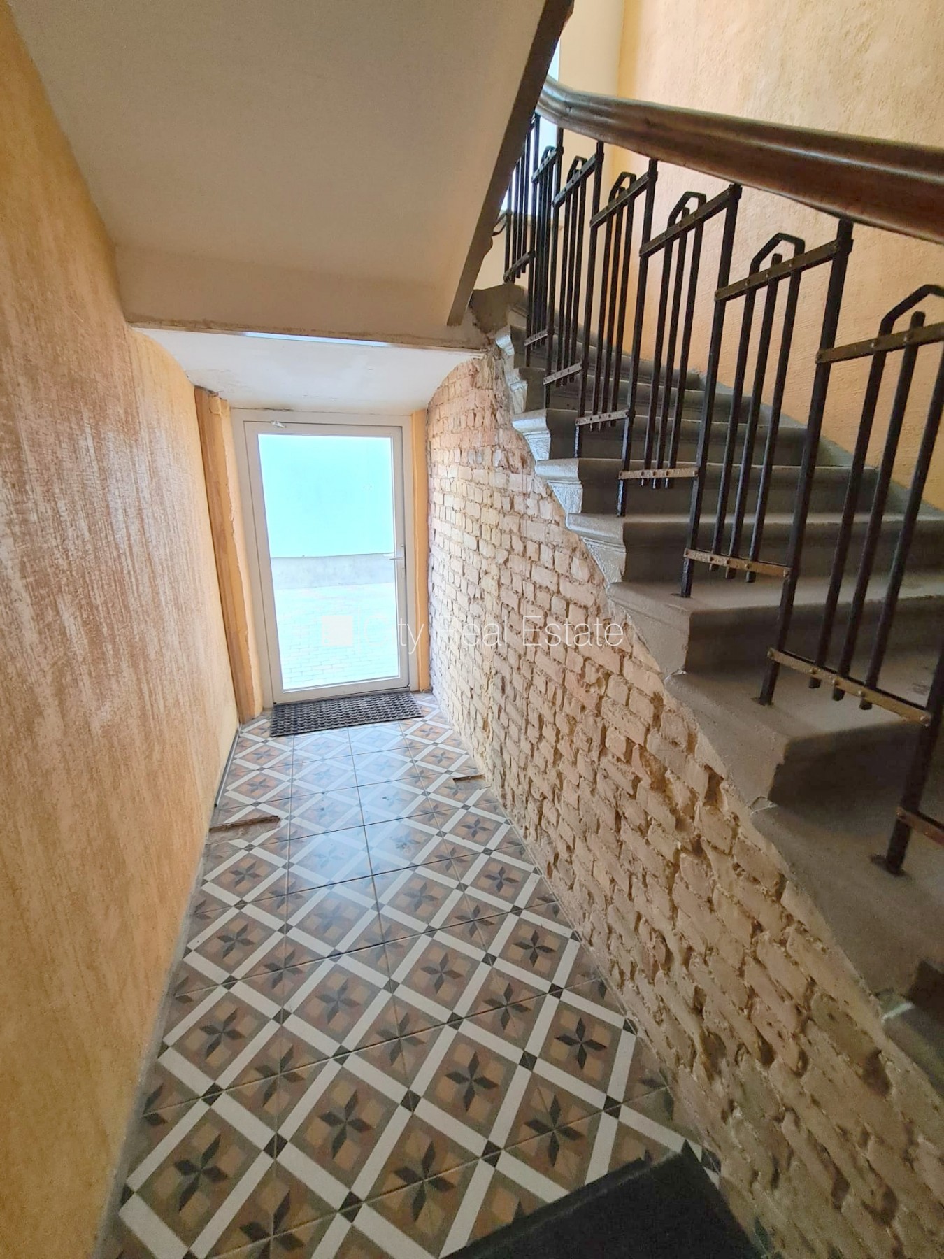 Объявление. Здание во дворе, реновированный дом, закрытый двор, вход с улицы и со двора, лестничная клетка Цена: 330 EUR/мес. Foto #13