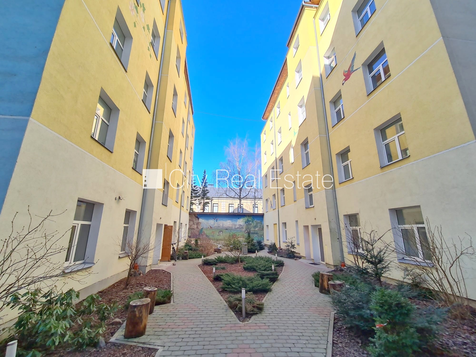 Объявление. Здание во дворе, реновированный дом, закрытый двор, вход с улицы и со двора, лестничная клетка Цена: 330 EUR/мес. Foto #17