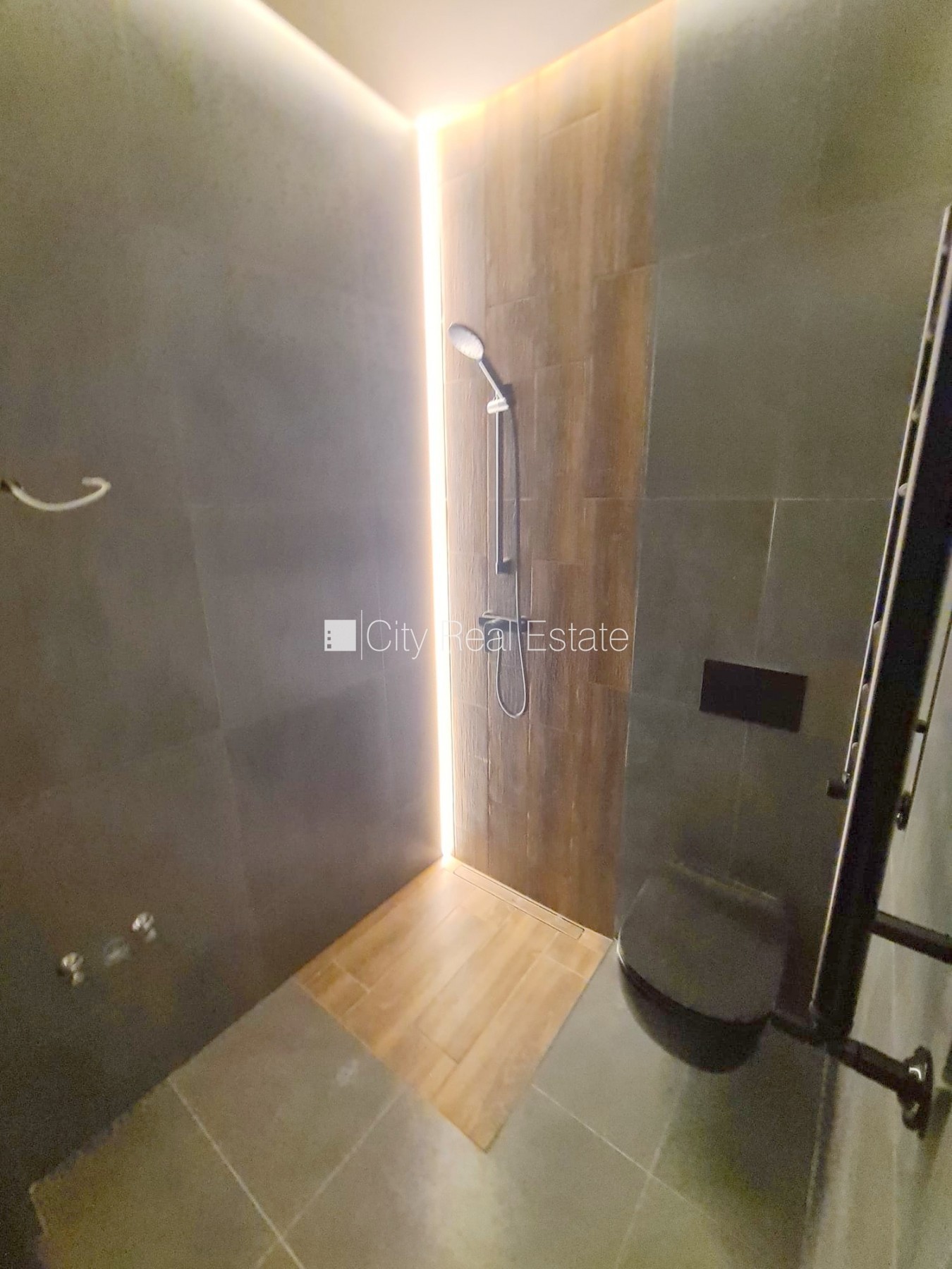 Sludinājumi. Fasādes māja, renovēta māja, slēgts pagalms, ieeja no ielas un pagalma, kāpņu telpa pēc kapitālā Cena: 370 EUR/mēn Foto #9