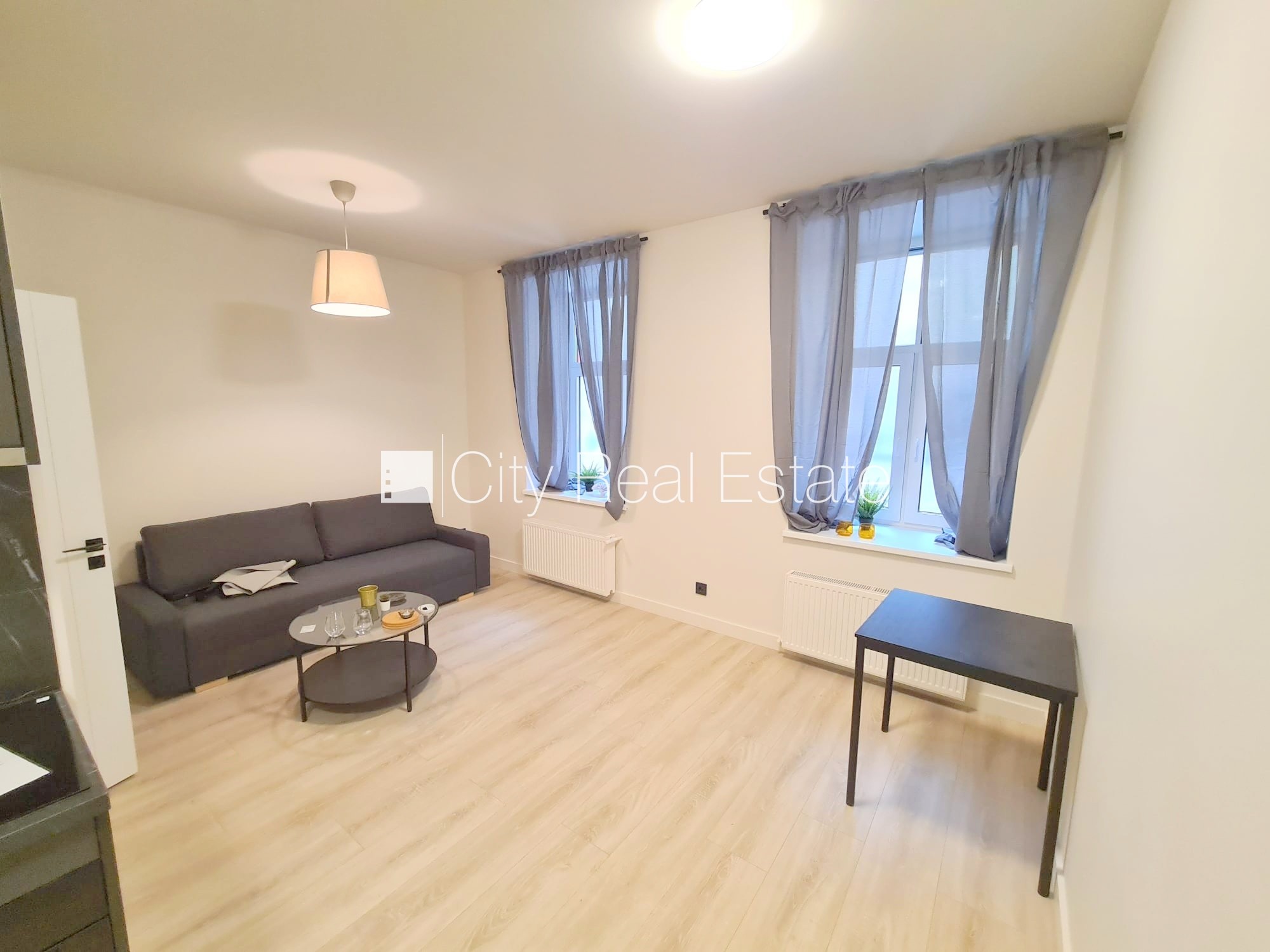 Sludinājumi. Fasādes māja, renovēta māja, slēgts pagalms, ieeja no ielas un pagalma, kāpņu telpa pēc kapitālā Cena: 370 EUR/mēn Foto #3