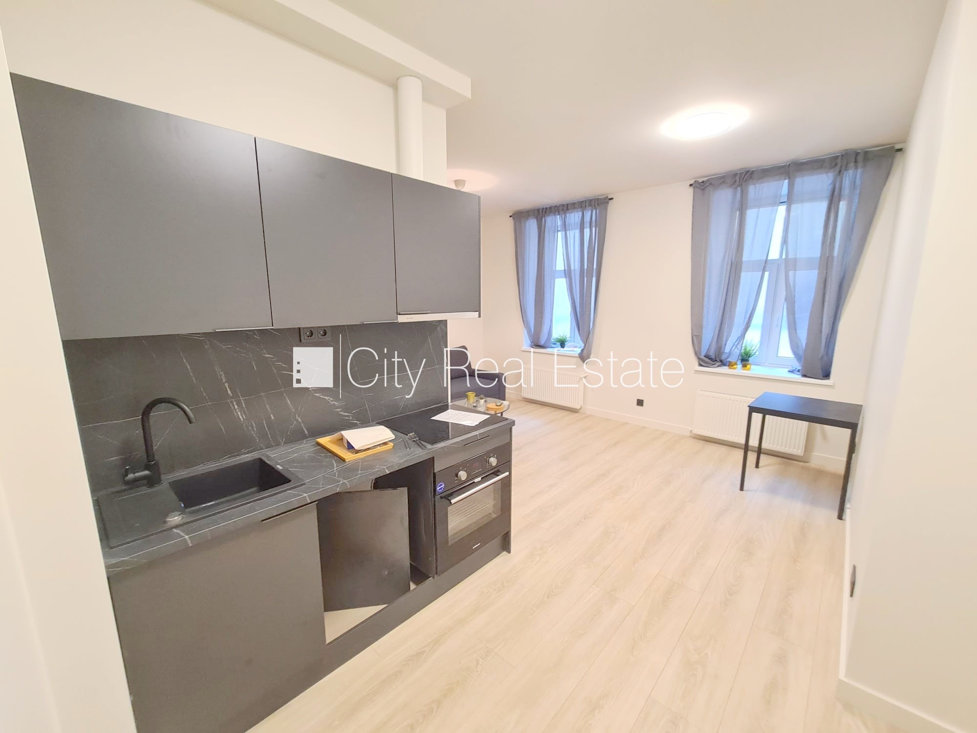 Sludinājumi. Fasādes māja, renovēta māja, slēgts pagalms, ieeja no ielas un pagalma, kāpņu telpa pēc kapitālā Cena: 370 EUR/mēn Foto #5