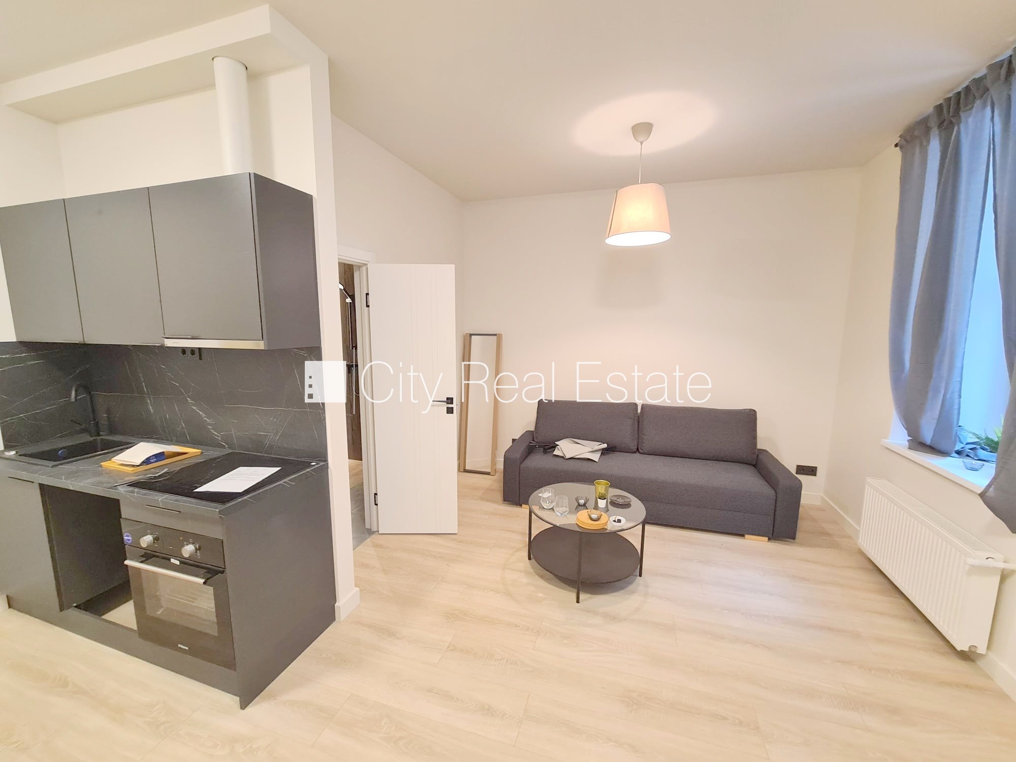 Sludinājumi. Fasādes māja, renovēta māja, slēgts pagalms, ieeja no ielas un pagalma, kāpņu telpa pēc kapitālā Cena: 370 EUR/mēn Foto #4