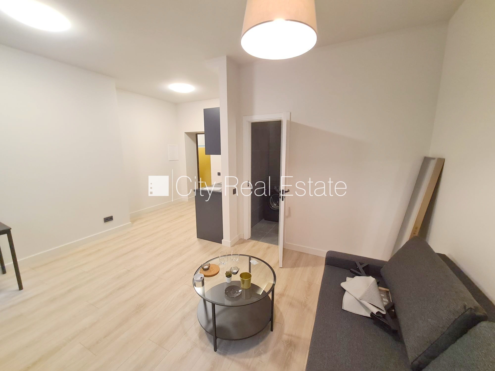 Sludinājumi. Fasādes māja, renovēta māja, slēgts pagalms, ieeja no ielas un pagalma, kāpņu telpa pēc kapitālā Cena: 370 EUR/mēn Foto #5