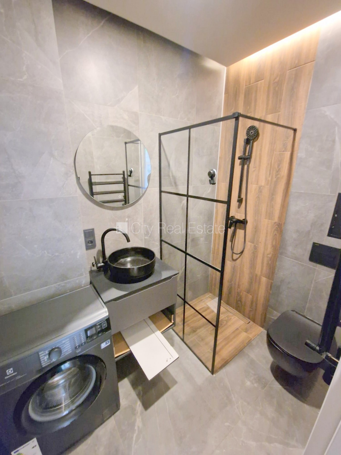 Sludinājumi. Fasādes māja, renovēta māja, slēgts pagalms, ieeja no ielas un pagalma, kāpņu telpa pēc kapitālā Cena: 400 EUR/mēn Foto #11