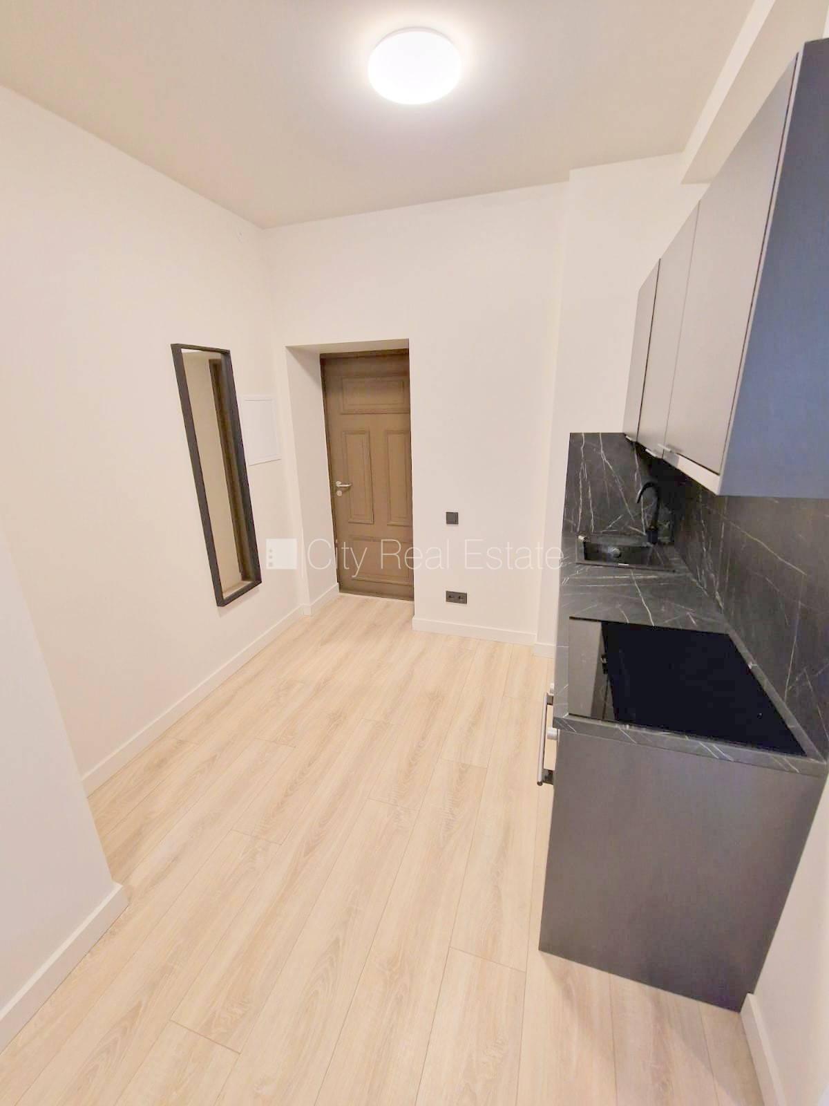 Sludinājumi. Fasādes māja, renovēta māja, slēgts pagalms, ieeja no ielas un pagalma, kāpņu telpa pēc kapitālā Cena: 400 EUR/mēn Foto #14