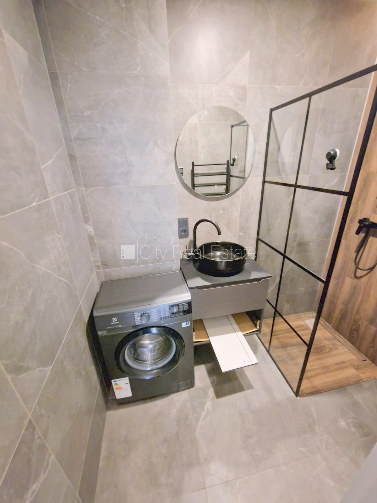 Sludinājumi. Fasādes māja, renovēta māja, slēgts pagalms, ieeja no ielas un pagalma, kāpņu telpa pēc kapitālā Cena: 400 EUR/mēn Foto #7