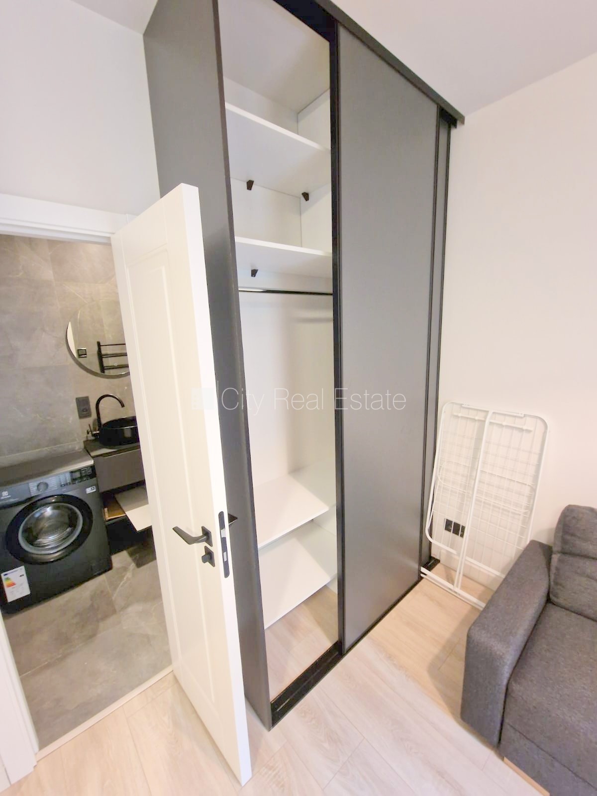 Sludinājumi. Fasādes māja, renovēta māja, slēgts pagalms, ieeja no ielas un pagalma, kāpņu telpa pēc kapitālā Cena: 400 EUR/mēn Foto #5