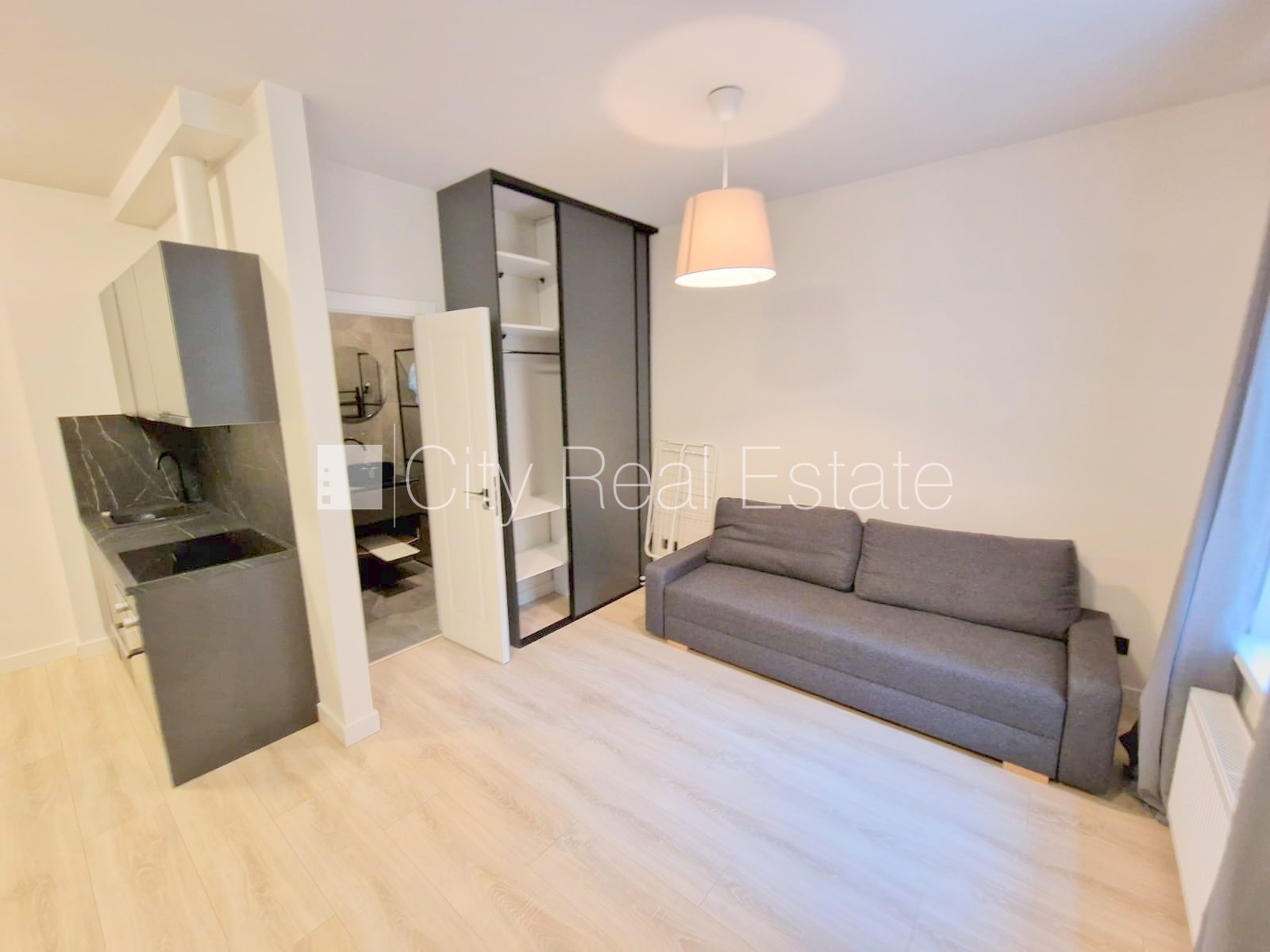 Sludinājumi. Fasādes māja, renovēta māja, slēgts pagalms, ieeja no ielas un pagalma, kāpņu telpa pēc kapitālā Cena: 400 EUR/mēn Foto #13