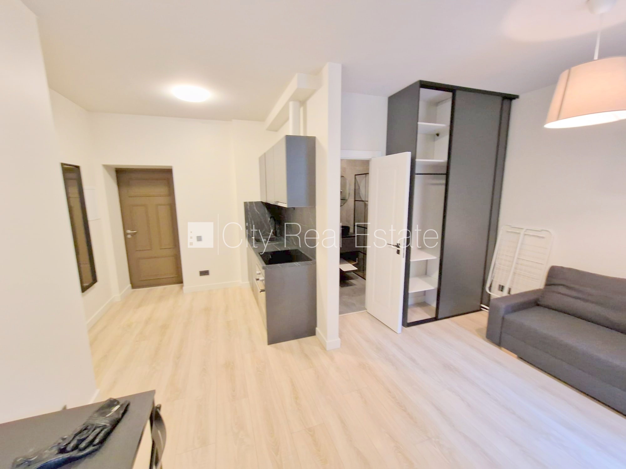 Sludinājumi. Fasādes māja, renovēta māja, slēgts pagalms, ieeja no ielas un pagalma, kāpņu telpa pēc kapitālā Cena: 400 EUR/mēn Foto #8