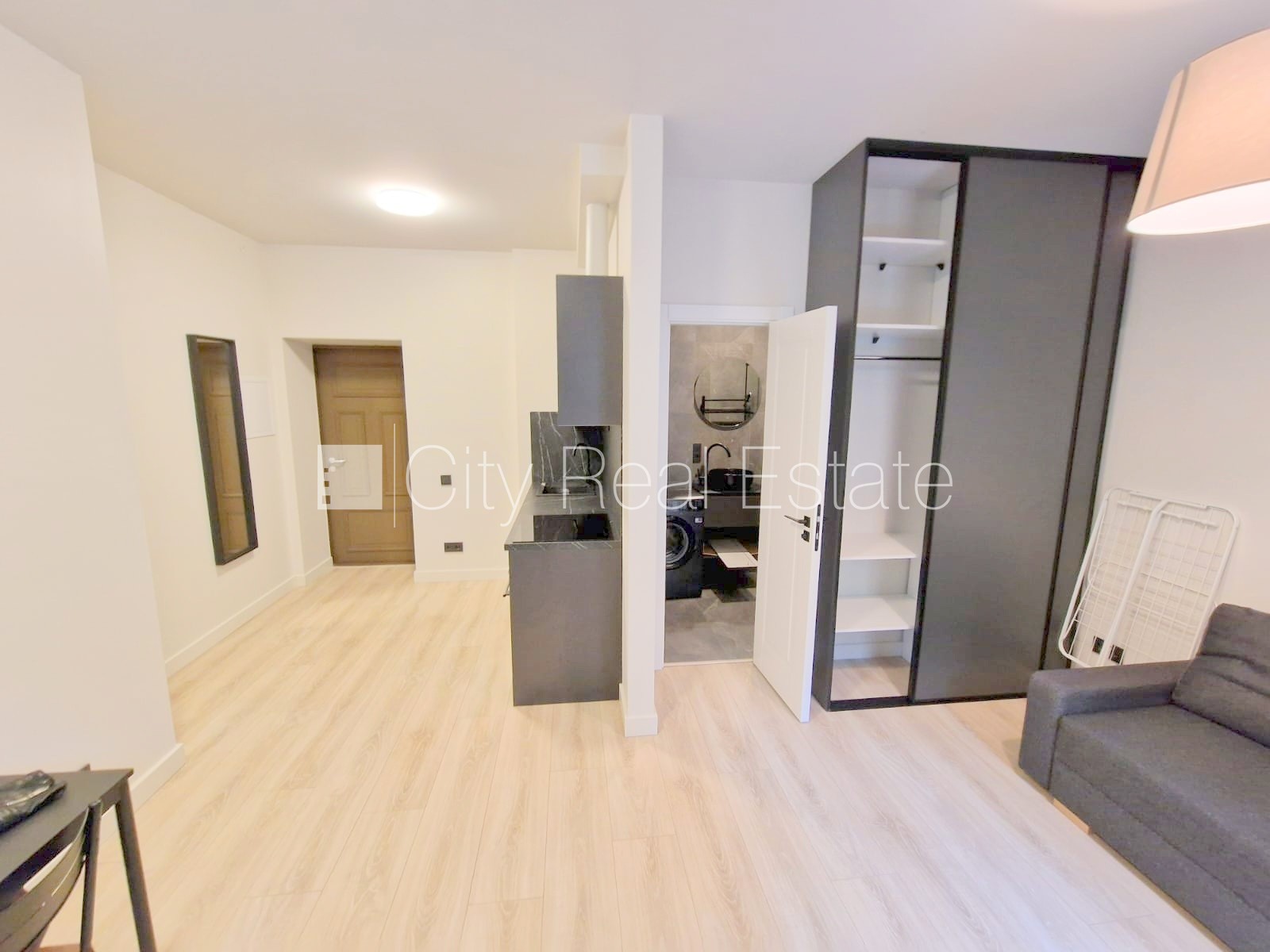 Sludinājumi. Fasādes māja, renovēta māja, slēgts pagalms, ieeja no ielas un pagalma, kāpņu telpa pēc kapitālā Cena: 400 EUR/mēn Foto #9