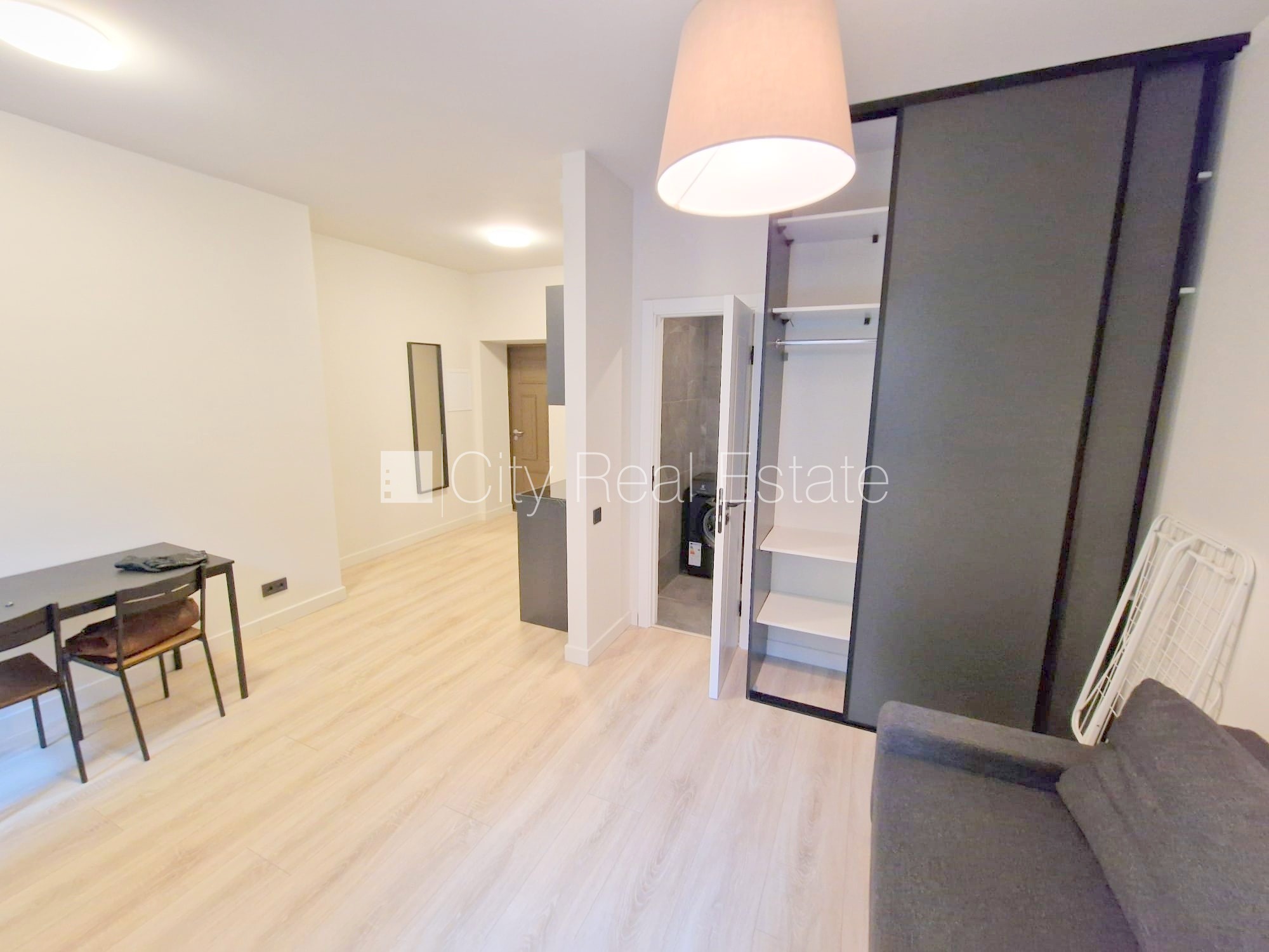 Sludinājumi. Fasādes māja, renovēta māja, slēgts pagalms, ieeja no ielas un pagalma, kāpņu telpa pēc kapitālā Cena: 400 EUR/mēn Foto #10