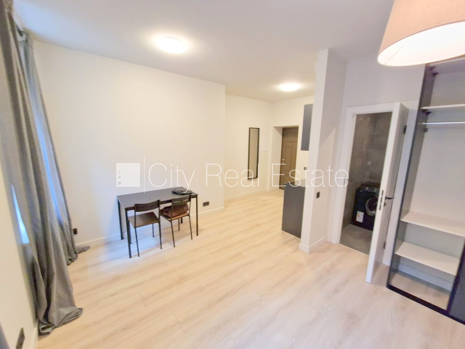 Sludinājumi. Fasādes māja, renovēta māja, slēgts pagalms, ieeja no ielas un pagalma, kāpņu telpa pēc kapitālā Cena: 400 EUR/mēn Foto #12