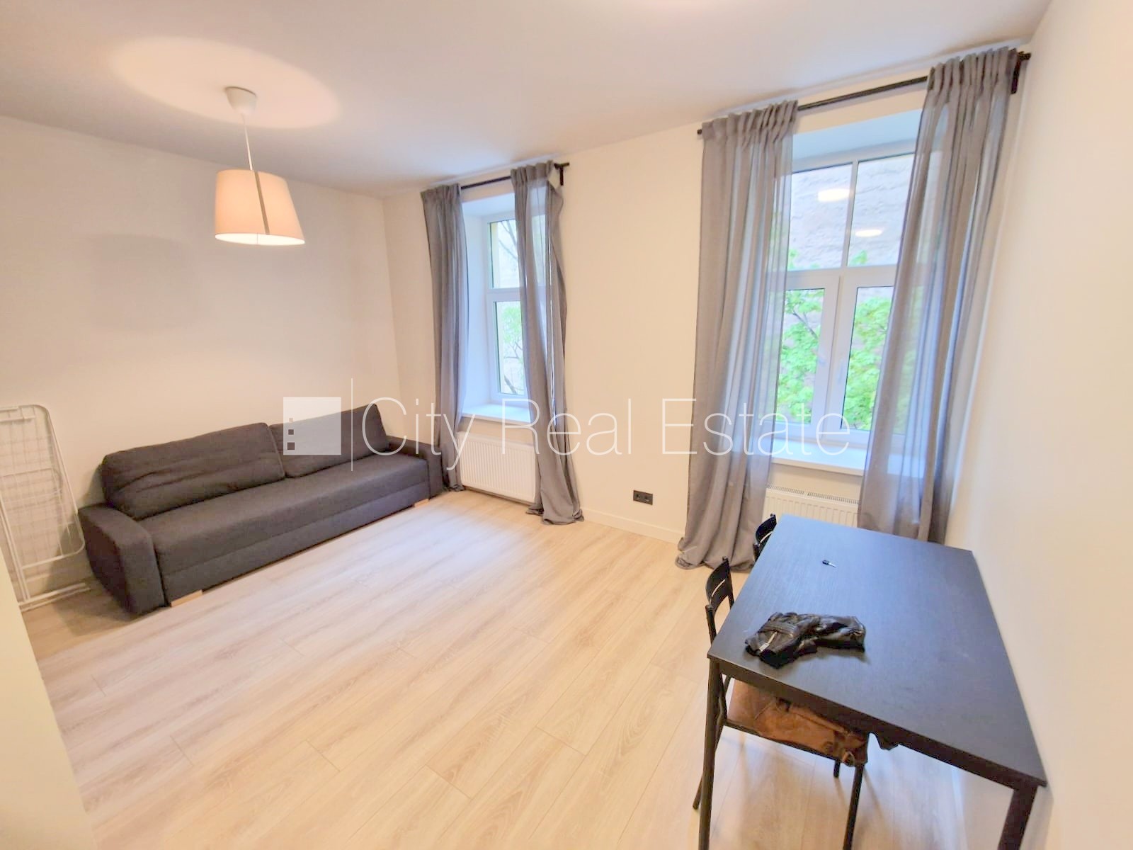 Sludinājumi. Fasādes māja, renovēta māja, slēgts pagalms, ieeja no ielas un pagalma, kāpņu telpa pēc kapitālā Cena: 400 EUR/mēn Foto #1