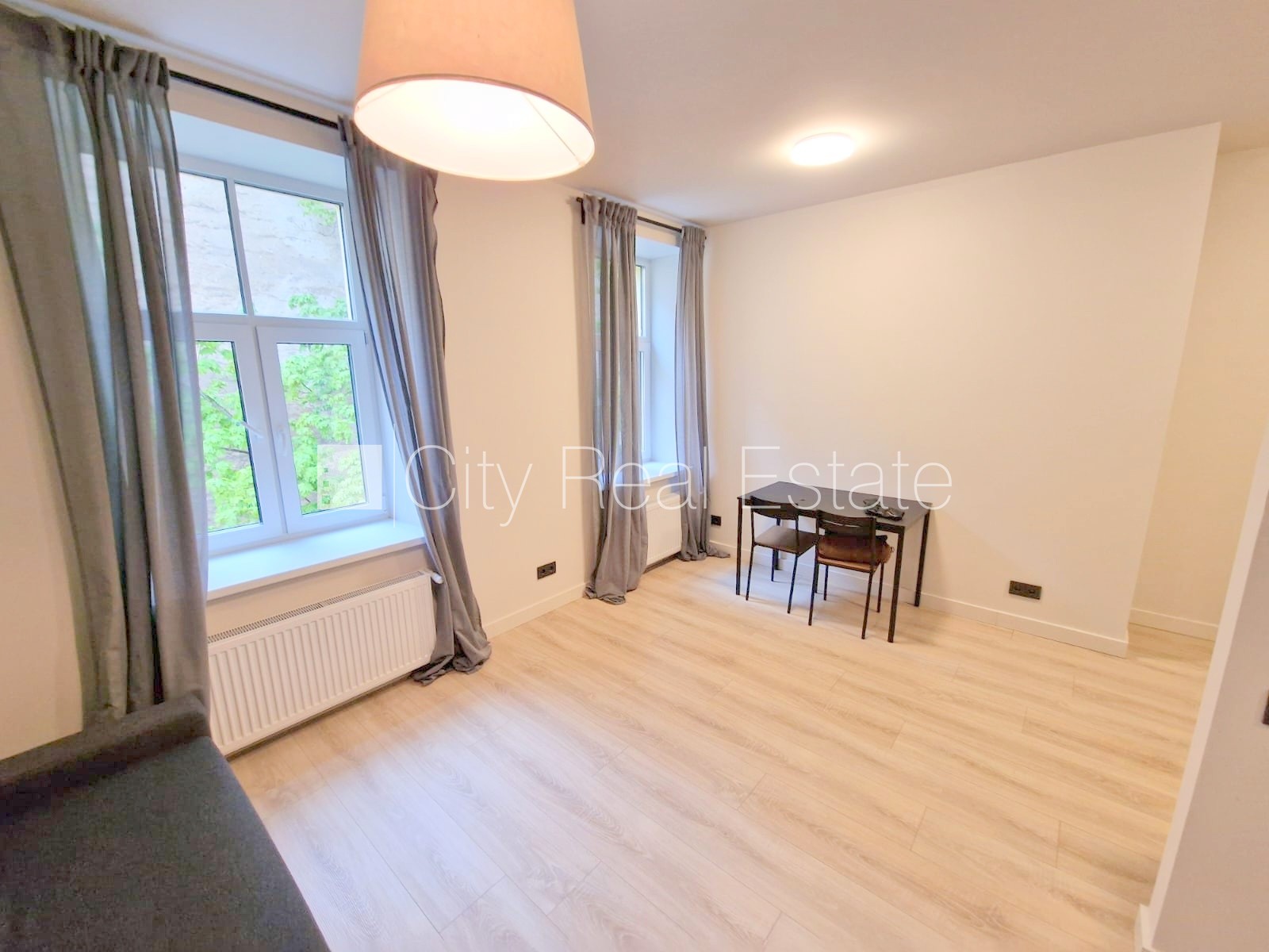 Sludinājumi. Fasādes māja, renovēta māja, slēgts pagalms, ieeja no ielas un pagalma, kāpņu telpa pēc kapitālā Cena: 400 EUR/mēn Foto #3