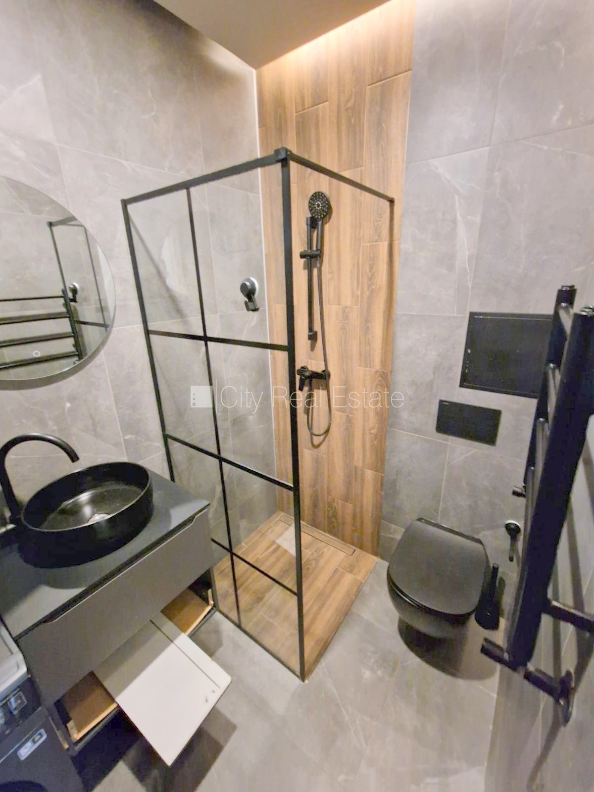 Sludinājumi. Fasādes māja, renovēta māja, slēgts pagalms, ieeja no ielas un pagalma, kāpņu telpa pēc kapitālā Cena: 400 EUR/mēn Foto #15